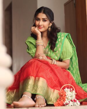 Farnaz Shetty Instagram - “To each heart that fits in the soul, to each one who lets go of their own, for others to feel more.” 🌸💕
.
👘outfit by  @navya.marouthu 
.
.
.
.
.
.
.
.
.
.
.
.
.
.
.
.
.
#halfsaree #red #green #southindian #traditional #culture #beauty #indian #instalike #instadaily #instamood #instagram #fsf #gurl #flower