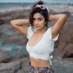Farnaz Shetty Instagram - Let it flow 💝 . . . @kalyans_photography @sidandpiyu . . . . . . . . . . . . . . . . . . #reelitfeelit #reeloftheday #instareel #reelsvideo #reelindia #reelsviral #beauty #natural #bohemian #love #fashion #beachvibe #rock #girl #instadaily #instagood #girl #portraitphotography #vibe #tribe