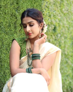 Farnaz Shetty Instagram - 🕊☘️
.
.
.
.
.
.
.
.
.
.
.
.
#grace #saree #woman #language #telugu #kerala #whitesaree #saree #pure #divine #song #tollywood #tollywoodactress #instagood #instagram #instadaily #instalike #flower #photography #green #positive #love #like #foryou #lifestyle #indianwear #indianbeauty #beauty #india #tradition #culture