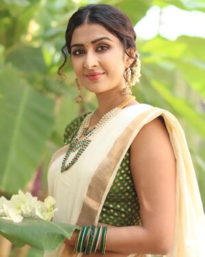 Farnaz Shetty Instagram - 🕊☘️
.
.
.
.
.
.
.
.
.
.
.
.
#grace #saree #woman #language #telugu #kerala #whitesaree #saree #pure #divine #song #tollywood #tollywoodactress #instagood #instagram #instadaily #instalike #flower #photography #green #positive #love #like #foryou #lifestyle #indianwear #indianbeauty #beauty #india #tradition #culture