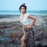 Farnaz Shetty Instagram - The heart that goes all out , will find a way one day ♥️🌹 . . @kalyans_photography Thankyou for this one 🌹 @sidandpiyu guys ♥️ . . . . . . . . . . . . . . . . . #beach #love #wave #rock #sun #moon #allout #heartway #beauty #divine #natural #surreal #bohemianstyle #bohemian #white #fresh #skirt #instagram #instadaily #instalove #girl