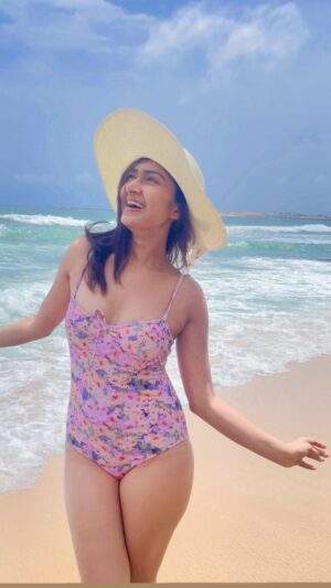 Farnaz Shetty Instagram - Happy vibes looks like this ☺️
.
Capture by ♥️ @ridtiwari 😘
.
.
.
.
.
.
.
.
.
.
.
.
.
.
.
.
.
.
.
.
#love #happy #beach #positive #blessed #god #kindness #happysoul #instagram #instareel #i nstadaily #instamood #reelitfeelit #reelsinstagram #reelkarofeelkaro #happyday #srilanka #cleanbeaches #vibes #swimsuits #floral #monokini #hat #sunshine #morningvibe #life #live #power #selflove