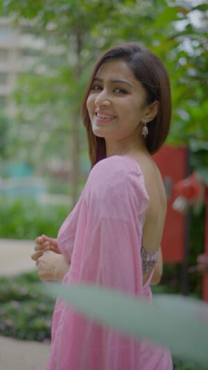 Farnaz Shetty Instagram - 🌸 bloom 🌸
.
@anujjoshiproductions 📸 
@sstardomcelebritymanagement 
@suta_bombay 
.
.
.
.
.
.
.
.
#bloom #flower #saree #pink #ethnic #indian #love #trending #reelitfeelit #reelkarofeelkaro #instareel #beauty #divine #pure #godschild #instadaily #instagram