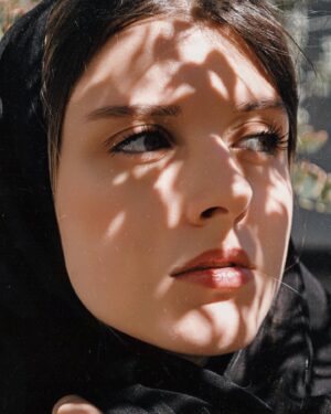 Fatemeh Masoudifar Instagram - گفتند کــه بیدارید؟ گفتیم کـه بیداریم
من راه تــو را بسته، تـــو راه مرا بسته
امید رهایی نیست وقتی همه دیواریم
#حسين_منزوى
@baran_lotfollahi.photography