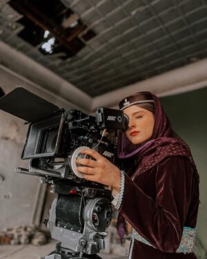 Fatemeh Masoudifar Instagram - .
دیدین یه سری از دوربینا واسه خودشون کاراکتر دارن؟ ایشون هم یکی از اوناست 👻
.
#سریال_جیران 
#پشت_صحنه