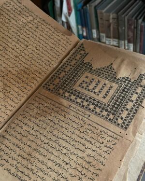 Fatima AlBanawi Instagram - اليوم زرت ناس طيبة
قالتلي صاحبة البيت
انتي فنانة
ارجعي البيت
اكتبي عن ليلتك معانا
دورت على كلمات 
أغلب الألحان مكسورة
كلماتها مليانة كسر خواطر
عواطف محشورة
بس وعدتها أرسل لها شي
أي شي
الليلة معاهم عالية 
وفي السما منشورة
بيت وبستان
مليان ألوان
لقيت الكلمات
لقيت الأغنية
لقيت الألحان
بس ما في زي لما لقيت الليلة
وسطهم
وكتبت شي
أو لا شي
شطّورة