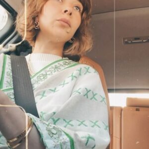 Fatima AlBanawi Instagram - كنّا في إجازة الحج نروح مصر ونحن صغار، وكان عندي ثلاث سيديهات مفضلة مرة: واحد لنبيل شعيل والثاني لباك ستريت بويز والثالث لأم كلثوم. كنت أسمع الأول والثاني بكل أريحية والصوت عالي ولكن لما كنت أشغّل الثالث كنت أوطي الصوت في السيدي-ووكمان على أن يكون على مستوى سمعي بس، عشان أتأكد أنه ما يوصل لأهلي. كنت أحس إني باسمع شي خاص بالكبار والإحساس أو الإدراك ده كان يوتّرني مرة!

كبرت وحبيت أم كلثوم وشادية ووردة الجزائرية وتوحة وابتسام لطفي وغيرهم من الفنانين العرب والسعوديين اللي رسموا لي خط من الماضي ارتبطت فيه من وأنا صغيرة، وكوّن لي ذكريات حلوة مع الكبار اللي في العيلة.. ما كان حيخطر على بالي أن أيام الووكمان حتنفعني بالشكل ده اليوم. اليومين دي، جدّي وستّي بيسمعوا أم كلثوم وكأنهم حاضرين لها حفلة: يعلّقوا على شكلها ولبسها وطربها وكلمات أغانيها ويطلبوا مننا نوطّي صوت حواراتنا لما يعلى في الصالة ويطغى على صوت السِّتْ. الله عليكي يا ستْ
