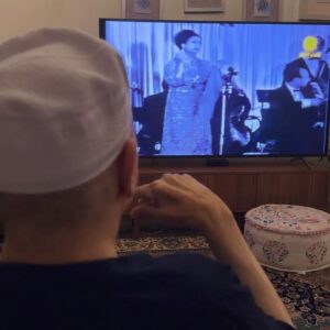 Fatima AlBanawi Instagram - كنّا في إجازة الحج نروح مصر ونحن صغار، وكان عندي ثلاث سيديهات مفضلة مرة: واحد لنبيل شعيل والثاني لباك ستريت بويز والثالث لأم كلثوم. كنت أسمع الأول والثاني بكل أريحية والصوت عالي ولكن لما كنت أشغّل الثالث كنت أوطي الصوت في السيدي-ووكمان على أن يكون على مستوى سمعي بس، عشان أتأكد أنه ما يوصل لأهلي. كنت أحس إني باسمع شي خاص بالكبار والإحساس أو الإدراك ده كان يوتّرني مرة!

كبرت وحبيت أم كلثوم وشادية ووردة الجزائرية وتوحة وابتسام لطفي وغيرهم من الفنانين العرب والسعوديين اللي رسموا لي خط من الماضي ارتبطت فيه من وأنا صغيرة، وكوّن لي ذكريات حلوة مع الكبار اللي في العيلة.. ما كان حيخطر على بالي أن أيام الووكمان حتنفعني بالشكل ده اليوم. اليومين دي، جدّي وستّي بيسمعوا أم كلثوم وكأنهم حاضرين لها حفلة: يعلّقوا على شكلها ولبسها وطربها وكلمات أغانيها ويطلبوا مننا نوطّي صوت حواراتنا لما يعلى في الصالة ويطغى على صوت السِّتْ. الله عليكي يا ستْ