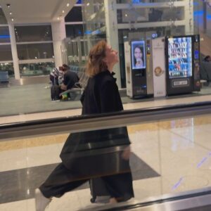 Fatima AlBanawi Instagram - كنّا في إجازة الحج نروح مصر ونحن صغار، وكان عندي ثلاث سيديهات مفضلة مرة: واحد لنبيل شعيل والثاني لباك ستريت بويز والثالث لأم كلثوم. كنت أسمع الأول والثاني بكل أريحية والصوت عالي ولكن لما كنت أشغّل الثالث كنت أوطي الصوت في السيدي-ووكمان على أن يكون على مستوى سمعي بس، عشان أتأكد أنه ما يوصل لأهلي. كنت أحس إني باسمع شي خاص بالكبار والإحساس أو الإدراك ده كان يوتّرني مرة!

كبرت وحبيت أم كلثوم وشادية ووردة الجزائرية وتوحة وابتسام لطفي وغيرهم من الفنانين العرب والسعوديين اللي رسموا لي خط من الماضي ارتبطت فيه من وأنا صغيرة، وكوّن لي ذكريات حلوة مع الكبار اللي في العيلة.. ما كان حيخطر على بالي أن أيام الووكمان حتنفعني بالشكل ده اليوم. اليومين دي، جدّي وستّي بيسمعوا أم كلثوم وكأنهم حاضرين لها حفلة: يعلّقوا على شكلها ولبسها وطربها وكلمات أغانيها ويطلبوا مننا نوطّي صوت حواراتنا لما يعلى في الصالة ويطغى على صوت السِّتْ. الله عليكي يا ستْ