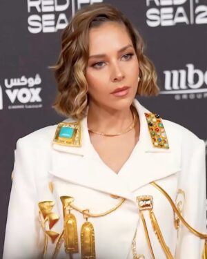 Fatima AlBanawi Instagram - 𝗖𝗹𝗼𝘀𝗶𝗻𝗴 𝗖𝗲𝗿𝗲𝗺𝗼𝗻𝘆 of @redseafilm.. In closing days, I reflect over my 𝚙𝚛𝚎𝚜𝚎𝚗𝚌𝚎, how I made people 𝙸 𝚕𝚘𝚟𝚎 𝚊𝚗𝚍 𝚊𝚍𝚖𝚒𝚛𝚎 feel, how my 𝚎𝚗𝚎𝚛𝚐𝚢 was spread and the 𝚝𝚘𝚗𝚎 it 𝚌𝚘𝚖𝚖𝚞𝚗𝚒𝚌𝚊𝚝𝚎𝚍, how my boundaries were 𝚑𝚎𝚕𝚍 or 𝚋𝚛𝚘𝚔𝚎𝚗, how the 𝚖𝚊𝚜𝚔𝚜 and shields were used 𝚘𝚛 𝚊𝚋𝚞𝚜𝚎𝚍, how 𝚖𝚢 𝚐𝚘𝚊𝚕𝚜 were compromised, 𝚖𝚘𝚕𝚍𝚎𝚍, 𝚘𝚛 𝚊𝚌𝚑𝚒𝚎𝚟𝚎𝚍, how the child in me is 𝚐𝚛𝚘𝚠𝚒𝚗𝚐, how the dreamer in me is 𝚍𝚛𝚎𝚊𝚖𝚒𝚗𝚐, how the leader in me is 𝚕𝚎𝚊𝚍𝚒𝚗𝚐, and on what side 𝙸 𝚠𝚒𝚕𝚕 𝚠𝚊𝚔𝚎 up the morning 𝚊𝚏𝚝𝚎𝚛 all this has 𝚙𝚊𝚜𝚜𝚎𝚍.

صور من الحفل الختامي لمهرجان البحر الأحمر السينمائي. وفي أيام الختام، أراجع نفسي وحضوري، وكيف خلّيت اللي حولي من ناس أحبها وأحترمها تحسّ، وكيف طاقتي انتشرت وايش حكّت وقالت، وكيف حدودي احتُرِمت أو انتُهِكَت، وكيف أقنعتي استخدمت، وكيف أهدافي تحققت أو تواضعت أو تهمشت، وكيف الطفل اللي في داخلي بيكبر، وكيف الحالمة اللي في داخلي بتحلم، وكيف القائدة اللي في داخلي بتقود، وعلى أي جهة رح أصحى بعد كل هذه الدوامة ما تنتهي؟
• • •
𝗧𝗵𝗲 𝗙𝗮𝗯𝘂𝗹𝗼𝘂𝘀 𝗛𝗮𝗿𝗱𝘄𝗼𝗿𝗸𝗶𝗻𝗴 𝗧𝗲𝗮𝗺 
Stylist: @kilani_zeina 
Outfit: @azziandosta 
Jewelry: @cartier 
Makeup: @shymaa_makeup
Hair: @lamiya_mustapah
Account Manager: @habibaasabry
Assistant: @roaa.basseet
• • •
#redseafilm #fatimaalbanawi #فاطمة_البنوي #saudiarabia #saudifilm #filmmaking #filmfestival #مهرجان_البحر_الأحمر_السينمائي_الدولي