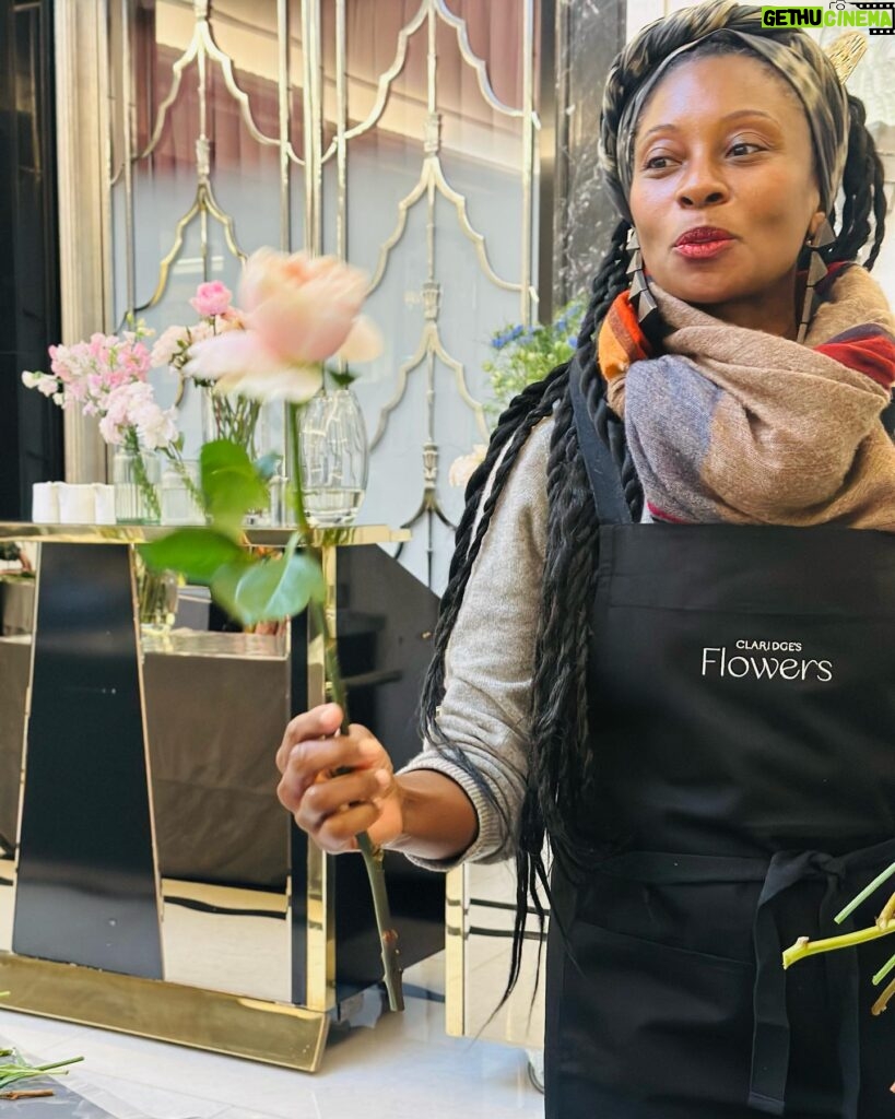 Fatima Robinson Instagram - Headed to work in London I stumbled past a floral arrangement class. As I leaned on the wall watching they graciously asked me to join. @claridgeshotel @glennshaw.botanicals