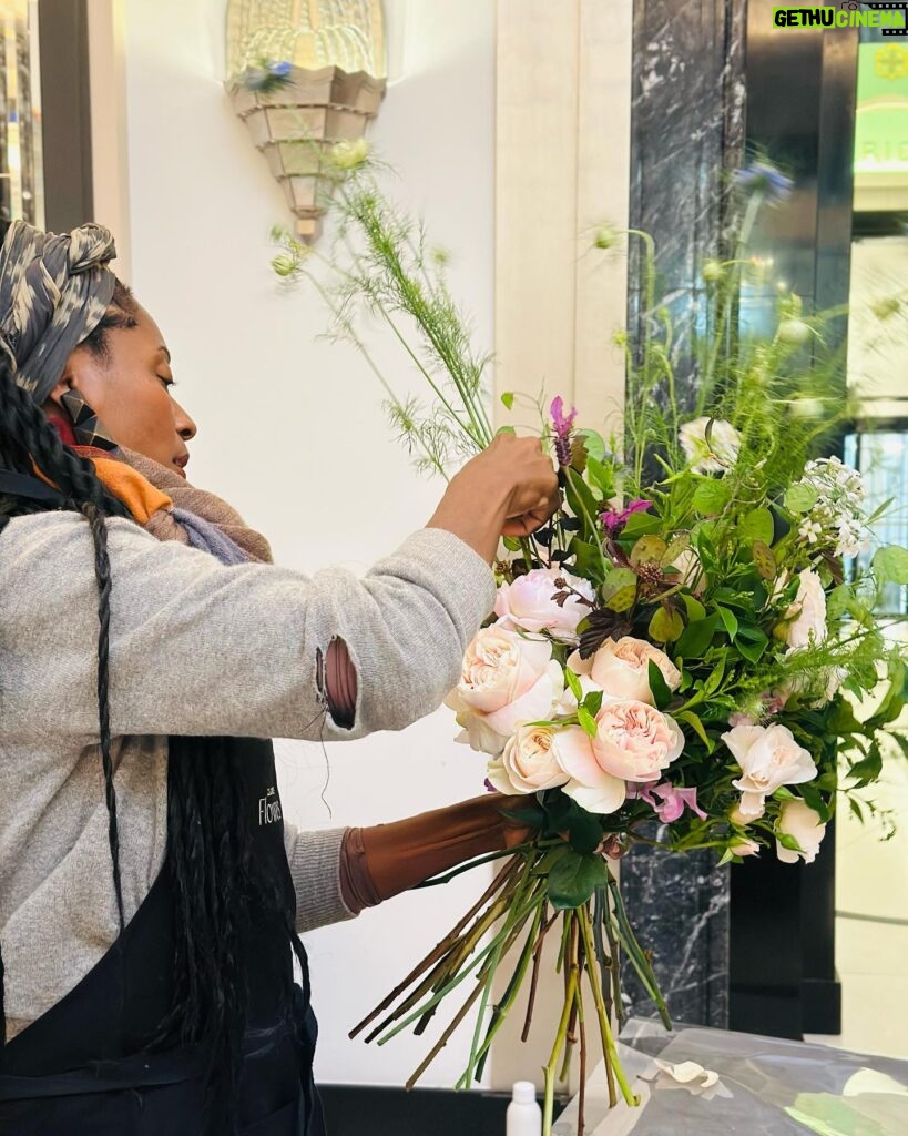 Fatima Robinson Instagram - Headed to work in London I stumbled past a floral arrangement class. As I leaned on the wall watching they graciously asked me to join. @claridgeshotel @glennshaw.botanicals