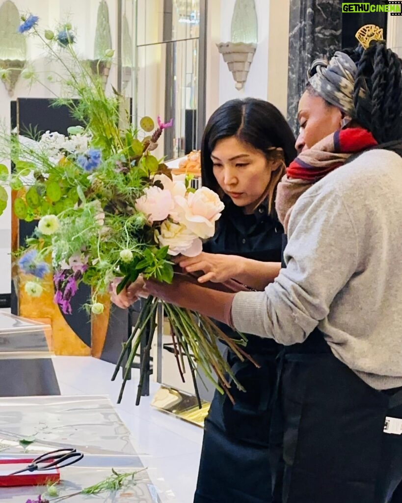 Fatima Robinson Instagram - Headed to work in London I stumbled past a floral arrangement class. As I leaned on the wall watching they graciously asked me to join. @claridgeshotel @glennshaw.botanicals