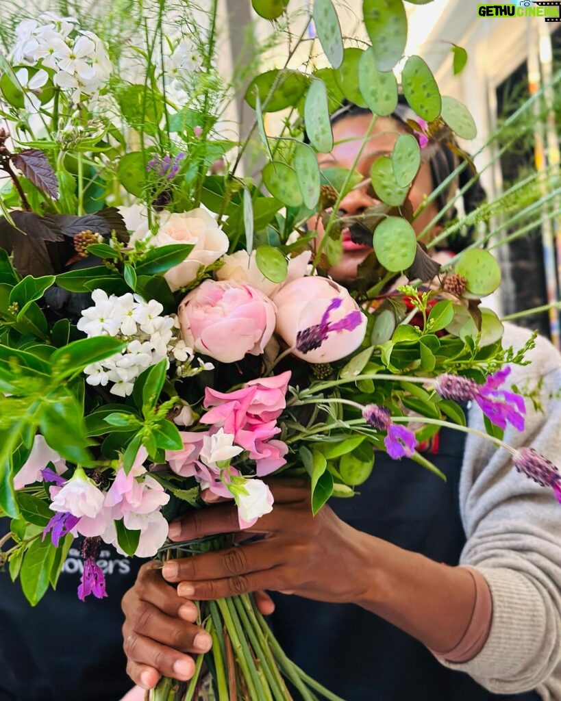 Fatima Robinson Instagram - Headed to work in London I stumbled past a floral arrangement class. As I leaned on the wall watching they graciously asked me to join. @claridgeshotel @glennshaw.botanicals
