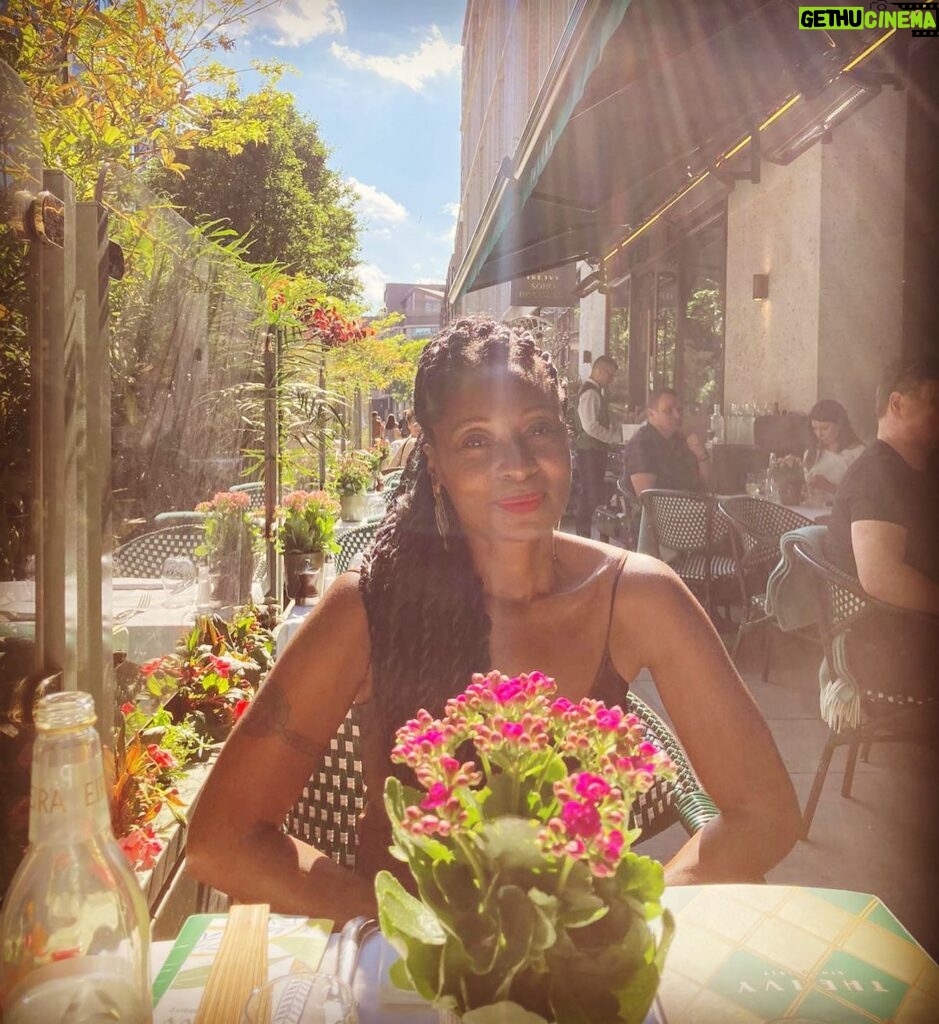 Fatima Robinson Instagram - When the suns out in London💛 📸CB