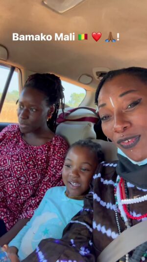 Fatoumata Diawara Instagram - Après le concert au Sénégal , j’ai fais un tour à la maison pour bien me ressourcer ! Merci infiniment seigneur pour ta grâce . Quel beau moment, c’était magique 🙏🏾❤️🇲🇱 ! Lovee 🙏🏾❤️🔥💧!