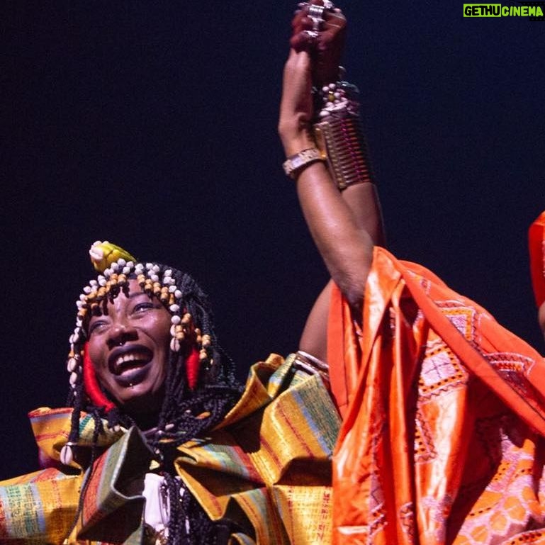 Fatoumata Diawara Instagram - Un excellent Dimanche à toutes et à tous. Quelques images de notre concert à #olympia de Paris. Merci infiniment à tous pour ce moment magique passé ensemble! Loveeeee ❤️❤️❤️❤️🙏🏾! Crédit : #SiânPottok design: #_nour_salam