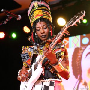 Fatoumata Diawara Instagram - Merci pour votre incroyable énergie Somerville !! Une soirée inoubliable au @crystalballroomsomerville ! 
Ce soir, nous arrivons à San Francisco, êtes-vous prêts ?
Lovee 🙏🏿❤️🙏🏿❤️