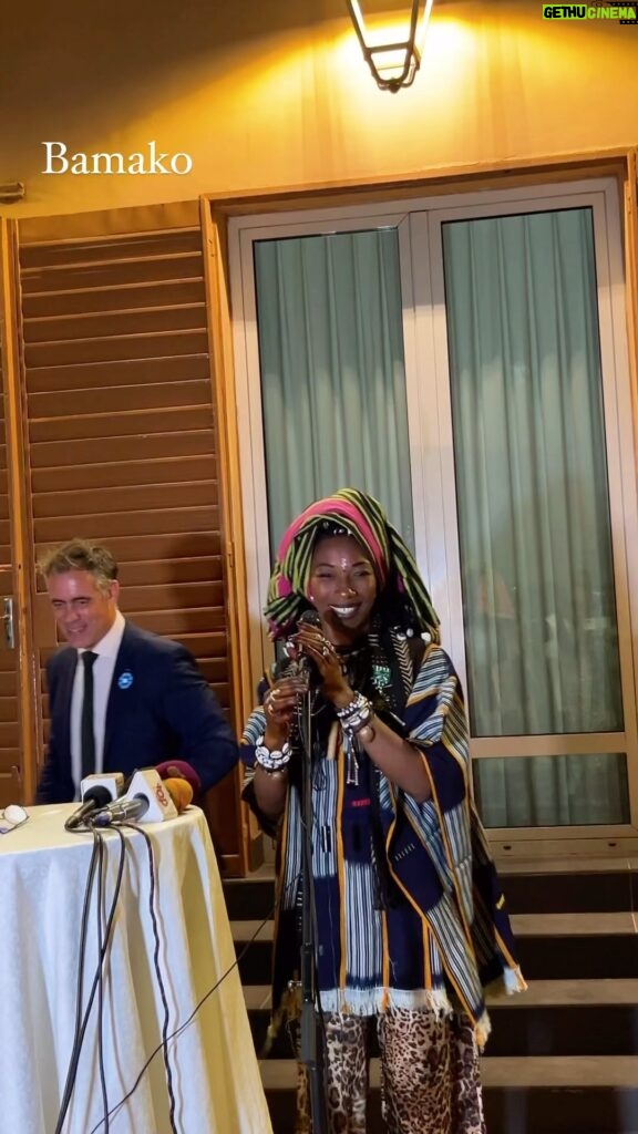 Fatoumata Diawara Instagram - Bamako Kadi ❤️🙏🏾! Je suis incroyablement reconnaissante d’avoir l’honneur de représenter mon pays, de défendre la cause des femmes et de donner une voix à ceux qui n’en ont pas, grâce à ce prix exceptionnel. La musique a toujours fait partie de moi, un don que Dieu m’a fait pour que je puisse partager les traditions de mon pays avec le monde entier. Je n’aurais jamais pu rêver en arriver là... Je vous remercie du fond du cœur de m’avoir toujours soutenue, je vous aime ❤️❤️❤️❤️🙏🏾!