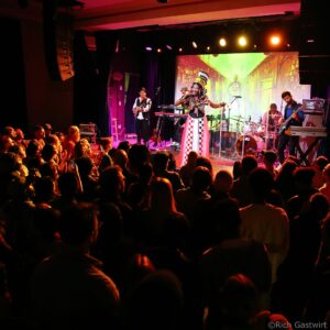 Fatoumata Diawara Instagram - Merci pour votre incroyable énergie Somerville !! Une soirée inoubliable au @crystalballroomsomerville ! 
Ce soir, nous arrivons à San Francisco, êtes-vous prêts ?
Lovee 🙏🏿❤️🙏🏿❤️