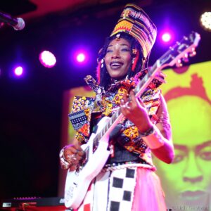 Fatoumata Diawara Instagram - Merci pour votre incroyable énergie Somerville !! Une soirée inoubliable au @crystalballroomsomerville ! 
Ce soir, nous arrivons à San Francisco, êtes-vous prêts ?
Lovee 🙏🏿❤️🙏🏿❤️