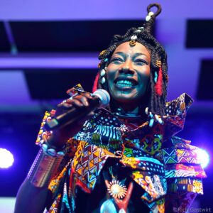 Fatoumata Diawara Instagram - Merci pour votre incroyable énergie Somerville !! Une soirée inoubliable au @crystalballroomsomerville ! 
Ce soir, nous arrivons à San Francisco, êtes-vous prêts ?
Lovee 🙏🏿❤️🙏🏿❤️