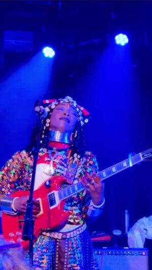 Fatoumata Diawara Instagram - Un excellent week-end à toutes et à tous ! 💧🔥❤️🎸🙏🏾🙏🏾❤️!