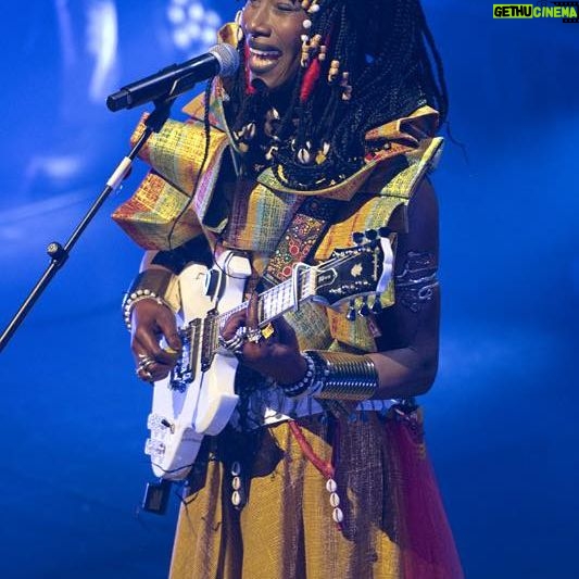 Fatoumata Diawara Instagram - Un excellent Dimanche à toutes et à tous. Quelques images de notre concert à #olympia de Paris. Merci infiniment à tous pour ce moment magique passé ensemble! Loveeeee ❤️❤️❤️❤️🙏🏾! Crédit : #SiânPottok design: #_nour_salam