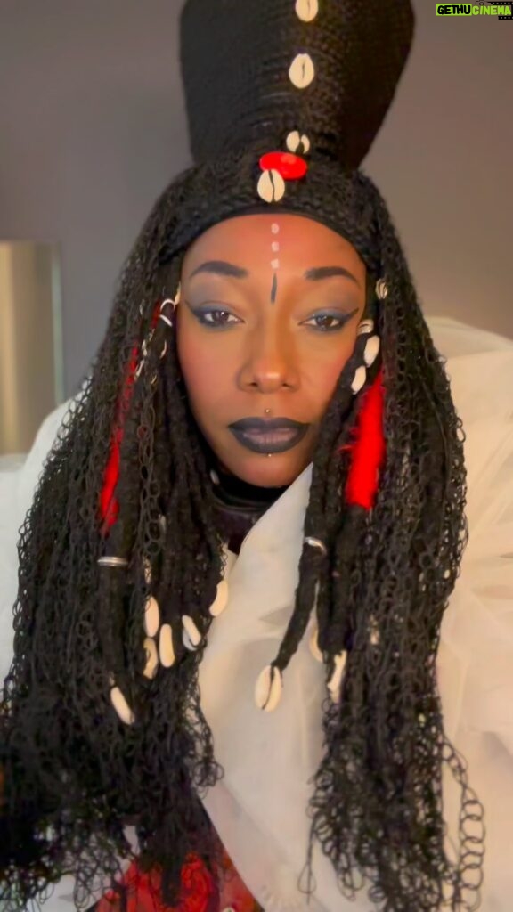 Fatoumata Diawara Instagram - Happy weekend to you all 🙏🏾🙏🏾❤️❤️❤️! We are ready to go on stage in Lyon france ! The tour in England was magical. We miss you already ❤️❤️🙏🏾! Loveeeee ❤️❤️❤️❤️!