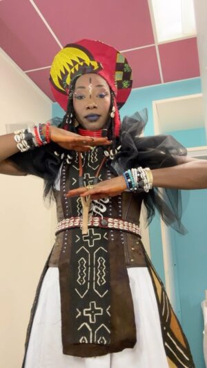 Fatoumata Diawara Instagram - I m ready to go on stage with my mom @angeliquekidjo ! It's an honor to be part of this great celebration✨ Congratulations for your 40 years of career🙏🏿 see you tonight in Paris at the @festivaldemarne ! Thank you mom for the invitation we love you 🙏🏾❤️🎸🙌🏾🔥💧!