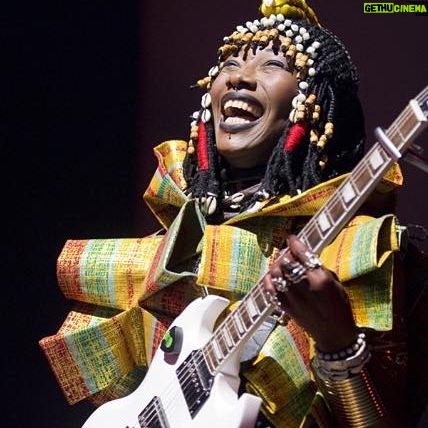 Fatoumata Diawara Instagram - Un excellent Dimanche à toutes et à tous. Quelques images de notre concert à #olympia de Paris. Merci infiniment à tous pour ce moment magique passé ensemble! Loveeeee ❤️❤️❤️❤️🙏🏾! Crédit : #SiânPottok design: #_nour_salam