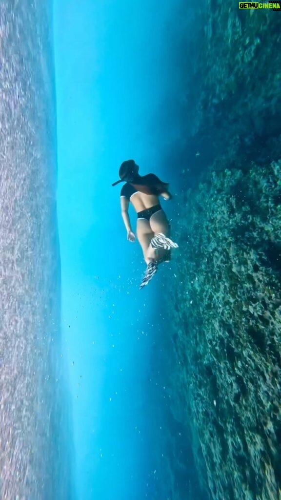 Felicity Palmateer Instagram - Playing underwater astronauts at Teahupo’o // thanks for swimming on the West bowl / close out section @mashiano with my @gopro It’s slightly more dangerous than what it might appear 😂