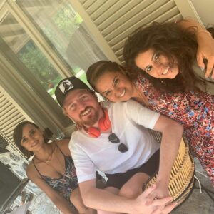 Feri Baycu Güler Instagram - Ayyy #tbt  olmuş bile:)) Oysa ben daha teşekkürlerime nerden başlayacağıma bile karar verememiştim🥰🥰
O zaman önce beni Meloş’la tanıştıran ve bu ekibin bir parçası olmamadaki ilk adımı atan @tuncayaltunoglu ve @fatoskocak1 la başlayayım, teşekkürlerrr dostlar😘😘 Bana güvenip bu şahane rolü teslim eden ve kendisinden çoook şey öğrendiğim canım hocam @cagribayrak sizinle tanıştığım ve çalıştığım için o kadar şanslı ve mutluyum ki... ❤️❤️ Güzel ve yetenekli @ezgicill ne tatlı bir dost oldun bana, desteklerin, güvenin için 😘😘😘
@a.muratoztrk ve @aytacicek kıymetli hocalarım iyi ki yollarımız kesişmiş ne mutlu bana🥰🥰 Tatlı yönetmen yardımcılarımız @aslikay ve @betulyildrim koskocaman sarılıyorum size 😘😘 Sevgili uygulayıcı yapımcımız @ali_akturk_1903 😍😍
Uğur, Umut, Zeynep, Ufuk, Oğuzcan ve tüm çalışkan süperrr reji asistanlarımızz sizi çoook öpüyorum🤗 
Güzelim görüntüleri çeken şahane görüntü yönetmenimiz @tarikkerkann ve değerli kamera ekibimize @ilkererdogan55 @jimmyjib @tugrulunal ve tatlı asistanlarına kucak dolusu teşekkürler 🌸

Bizlerin fıstık gibi görünmemizi sağlayan @costumebydilsan @hilaltba ve şahane kostüm ekibine😘😘😘, Pırıl pırıl görünmemizi sağlayan @selcukerkan1 @paksoy_ ve tüm ışık ekibine, müthiş fotolar çeken yetenekli @mortezaatabaki ye @gizemshn ve tüm sanat ekibine, ayrıca ses, prodüksiyon ve isimlerini sayamadığım diğer tüm değerli teknik ekip dostlarıma en içten sevgilerimi yolluyorum ❤️
Her biriyle oynamaktan büyük keyif aldığım kıymetli meslektaşlarım, hepinize teker teker sarılıyorum, destekleriniz için çok teşekkür ederim❤️❤️ Elbette en büyük teşekkürlerimden biri de, içinde ve bir parçası olmaktan mutluluk duyduğum @goldfilmyapim ailesine😍😍 Beni de bu aileye kattığınız için çoook teşekkür ederim.  Dizimize mükemmel ev sahipliği yapan sevgili @startv 😍

Veee en kocaman teşekkür tabii ki de bizi hiçbir zaman yalnız bırakmayan, dünyanın birçok ülkesinden takip eden muhteşem seyircimize❤️❤️❤️ Mutlulukla kalın dostlar, pek yakında görüşmek üzere 😉🍀 #erkencikuş #şahaneiş #iyiki #teşekkürederim #seeyousoon #erkencikus #aroundtheworld #tvseries