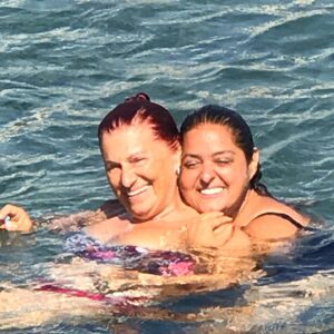 Feri Baycu Güler Instagram - “Ana gibi yar olmaz” #netbilgidir🤟

Canımın içi, anneler günün kutlu olsun...🌺🌺
Şükür olsun birlikte olabildiğimiz her yeni güne❤️🧿🍀❤️
Sen tanıdığım en şahane insan olmakla birlikte, bir çocuğun sahip olabileceği en mükemmel annesin. En azından benim için kesinlikle öylesin. Sevmeyi, güvenmeyi, cesur ve vicdanlı olmayı ve daha tonla şeyi senden öğrendim. 
Koca yürekli annemsin sen benim, kahramanımsın❤️🍀🧿❤️
Seni çoook seviyorum annecimmm❤️❤️❤️
#şükür #analarınenbiriciği #sağlıkdiliyorumdaima #seniseviyorum