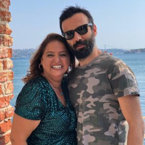 Feri Baycu Güler Instagram - Ayyy #tbt  olmuş bile:)) Oysa ben daha teşekkürlerime nerden başlayacağıma bile karar verememiştim🥰🥰
O zaman önce beni Meloş’la tanıştıran ve bu ekibin bir parçası olmamadaki ilk adımı atan @tuncayaltunoglu ve @fatoskocak1 la başlayayım, teşekkürlerrr dostlar😘😘 Bana güvenip bu şahane rolü teslim eden ve kendisinden çoook şey öğrendiğim canım hocam @cagribayrak sizinle tanıştığım ve çalıştığım için o kadar şanslı ve mutluyum ki... ❤️❤️ Güzel ve yetenekli @ezgicill ne tatlı bir dost oldun bana, desteklerin, güvenin için 😘😘😘
@a.muratoztrk ve @aytacicek kıymetli hocalarım iyi ki yollarımız kesişmiş ne mutlu bana🥰🥰 Tatlı yönetmen yardımcılarımız @aslikay ve @betulyildrim koskocaman sarılıyorum size 😘😘 Sevgili uygulayıcı yapımcımız @ali_akturk_1903 😍😍
Uğur, Umut, Zeynep, Ufuk, Oğuzcan ve tüm çalışkan süperrr reji asistanlarımızz sizi çoook öpüyorum🤗 
Güzelim görüntüleri çeken şahane görüntü yönetmenimiz @tarikkerkann ve değerli kamera ekibimize @ilkererdogan55 @jimmyjib @tugrulunal ve tatlı asistanlarına kucak dolusu teşekkürler 🌸

Bizlerin fıstık gibi görünmemizi sağlayan @costumebydilsan @hilaltba ve şahane kostüm ekibine😘😘😘, Pırıl pırıl görünmemizi sağlayan @selcukerkan1 @paksoy_ ve tüm ışık ekibine, müthiş fotolar çeken yetenekli @mortezaatabaki ye @gizemshn ve tüm sanat ekibine, ayrıca ses, prodüksiyon ve isimlerini sayamadığım diğer tüm değerli teknik ekip dostlarıma en içten sevgilerimi yolluyorum ❤️
Her biriyle oynamaktan büyük keyif aldığım kıymetli meslektaşlarım, hepinize teker teker sarılıyorum, destekleriniz için çok teşekkür ederim❤️❤️ Elbette en büyük teşekkürlerimden biri de, içinde ve bir parçası olmaktan mutluluk duyduğum @goldfilmyapim ailesine😍😍 Beni de bu aileye kattığınız için çoook teşekkür ederim.  Dizimize mükemmel ev sahipliği yapan sevgili @startv 😍

Veee en kocaman teşekkür tabii ki de bizi hiçbir zaman yalnız bırakmayan, dünyanın birçok ülkesinden takip eden muhteşem seyircimize❤️❤️❤️ Mutlulukla kalın dostlar, pek yakında görüşmek üzere 😉🍀 #erkencikuş #şahaneiş #iyiki #teşekkürederim #seeyousoon #erkencikus #aroundtheworld #tvseries