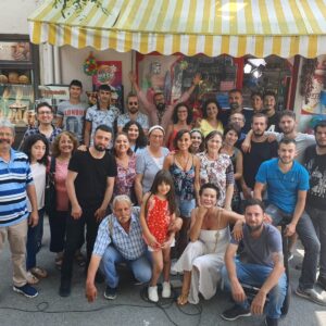 Feri Baycu Güler Instagram - Ayyy #tbt  olmuş bile:)) Oysa ben daha teşekkürlerime nerden başlayacağıma bile karar verememiştim🥰🥰
O zaman önce beni Meloş’la tanıştıran ve bu ekibin bir parçası olmamadaki ilk adımı atan @tuncayaltunoglu ve @fatoskocak1 la başlayayım, teşekkürlerrr dostlar😘😘 Bana güvenip bu şahane rolü teslim eden ve kendisinden çoook şey öğrendiğim canım hocam @cagribayrak sizinle tanıştığım ve çalıştığım için o kadar şanslı ve mutluyum ki... ❤️❤️ Güzel ve yetenekli @ezgicill ne tatlı bir dost oldun bana, desteklerin, güvenin için 😘😘😘
@a.muratoztrk ve @aytacicek kıymetli hocalarım iyi ki yollarımız kesişmiş ne mutlu bana🥰🥰 Tatlı yönetmen yardımcılarımız @aslikay ve @betulyildrim koskocaman sarılıyorum size 😘😘 Sevgili uygulayıcı yapımcımız @ali_akturk_1903 😍😍
Uğur, Umut, Zeynep, Ufuk, Oğuzcan ve tüm çalışkan süperrr reji asistanlarımızz sizi çoook öpüyorum🤗 
Güzelim görüntüleri çeken şahane görüntü yönetmenimiz @tarikkerkann ve değerli kamera ekibimize @ilkererdogan55 @jimmyjib @tugrulunal ve tatlı asistanlarına kucak dolusu teşekkürler 🌸

Bizlerin fıstık gibi görünmemizi sağlayan @costumebydilsan @hilaltba ve şahane kostüm ekibine😘😘😘, Pırıl pırıl görünmemizi sağlayan @selcukerkan1 @paksoy_ ve tüm ışık ekibine, müthiş fotolar çeken yetenekli @mortezaatabaki ye @gizemshn ve tüm sanat ekibine, ayrıca ses, prodüksiyon ve isimlerini sayamadığım diğer tüm değerli teknik ekip dostlarıma en içten sevgilerimi yolluyorum ❤️
Her biriyle oynamaktan büyük keyif aldığım kıymetli meslektaşlarım, hepinize teker teker sarılıyorum, destekleriniz için çok teşekkür ederim❤️❤️ Elbette en büyük teşekkürlerimden biri de, içinde ve bir parçası olmaktan mutluluk duyduğum @goldfilmyapim ailesine😍😍 Beni de bu aileye kattığınız için çoook teşekkür ederim.  Dizimize mükemmel ev sahipliği yapan sevgili @startv 😍

Veee en kocaman teşekkür tabii ki de bizi hiçbir zaman yalnız bırakmayan, dünyanın birçok ülkesinden takip eden muhteşem seyircimize❤️❤️❤️ Mutlulukla kalın dostlar, pek yakında görüşmek üzere 😉🍀 #erkencikuş #şahaneiş #iyiki #teşekkürederim #seeyousoon #erkencikus #aroundtheworld #tvseries