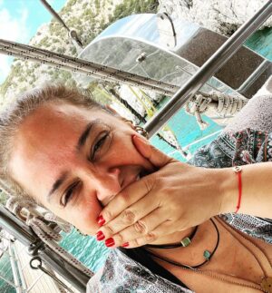 Feri Baycu Güler Instagram - Yaaa olmuyo, “poz vermiyormuşum gibi çek kanka” çabam nafile🙈 Bayaa anlaşılıyo uğraştığım🤣🤣🤣🤣