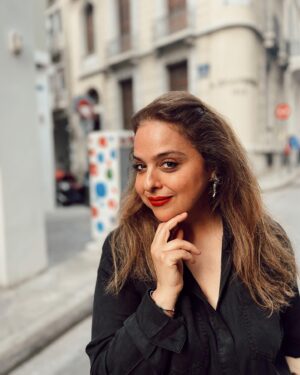 Feri Baycu Güler Instagram - @enisarikan cımınn hediyesi kırmızı rujumla “hello from Athens”💄🇬🇷