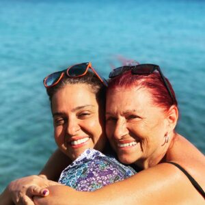 Feri Baycu Güler Instagram - “Ana gibi yar olmaz” #netbilgidir🤟

Canımın içi, anneler günün kutlu olsun...🌺🌺
Şükür olsun birlikte olabildiğimiz her yeni güne❤️🧿🍀❤️
Sen tanıdığım en şahane insan olmakla birlikte, bir çocuğun sahip olabileceği en mükemmel annesin. En azından benim için kesinlikle öylesin. Sevmeyi, güvenmeyi, cesur ve vicdanlı olmayı ve daha tonla şeyi senden öğrendim. 
Koca yürekli annemsin sen benim, kahramanımsın❤️🍀🧿❤️
Seni çoook seviyorum annecimmm❤️❤️❤️
#şükür #analarınenbiriciği #sağlıkdiliyorumdaima #seniseviyorum