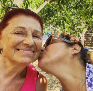 Feri Baycu Güler Instagram - “Ana gibi yar olmaz” #netbilgidir🤟

Canımın içi, anneler günün kutlu olsun...🌺🌺
Şükür olsun birlikte olabildiğimiz her yeni güne❤️🧿🍀❤️
Sen tanıdığım en şahane insan olmakla birlikte, bir çocuğun sahip olabileceği en mükemmel annesin. En azından benim için kesinlikle öylesin. Sevmeyi, güvenmeyi, cesur ve vicdanlı olmayı ve daha tonla şeyi senden öğrendim. 
Koca yürekli annemsin sen benim, kahramanımsın❤️🍀🧿❤️
Seni çoook seviyorum annecimmm❤️❤️❤️
#şükür #analarınenbiriciği #sağlıkdiliyorumdaima #seniseviyorum