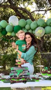 Fernanda Machado Instagram - Viva o Leozinho! 🎉🎊💚🎉🎊 Mesmo no meio da loucura, mamãe fez uma festinha pra ele! Os últimos dias tem sido uma loucura insana por aqui… Mas eu tô feliz demais que eu consegui, mesmo no meio da loucura toda, fazer o niver do meu pequeno ser especial, porque a gente que é mãe sempre dá um jeitinho de fazer o dia deles especial, né?! Leozinho, você merece tudo de mais lindo. Te amo mais que tudo amor da minha vida. Muito obrigada à todos que mandaram mensagens de carinho pra gente! #Leois3 #vivaoLeo #celebrandomeuamorzinho #maternidade #mesmonaloucuramamaefezfesta