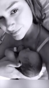 Fernanda Machado Instagram - Ser mãe é a minha maior missão. Eu amo meus filhos mais que tudo, eles são a minha maior prioridade, eles são a minha vida! Mas para criar uma criança, é preciso uma vila toda ao redor de uma mãe, já disse um ditado muito conhecido. No mundo de hoje, maternar pode ser muito solitário, e isso tem causado uma sobrecarga enorme, emocional, mental e física para nós, mães. Depois de muitas lágrimas, eu entendi que para, que eu possa estar bem emocionalmente para os meus filhos, eu preciso de suporte, de apoio. Porque é fundamental, que eu também cuide de mim mesma. Eu amo ser mãe, e hoje eu sei que para que o meu maternar seja mais leve, para que eu possa curtir cada segundo do crescimento dos meus filhos com mais leveza, eu preciso ter uma vila ao meu redor. Muito obrigada a todos que são pedacinhos da minha vila, na minha jornada materna. Seja você também um pedacinho desta vila na vida de uma mãe, seja rede de apoio! @oboticario #SejaRedeDeApoio #oboticario #diadasmaes #maternidade #maternidadereal #amosermãe #omaioramordomundo #sobrecargamaterna #saudementalmaterna #solidaomaterna #maternarcomleveza #Publipost