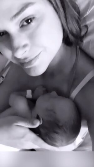 Fernanda Machado Instagram - Ser mãe é a minha maior missão. Eu amo meus filhos mais que tudo, eles são a minha maior prioridade, eles são a minha vida!

Mas para criar uma criança, é preciso uma vila toda ao redor de uma mãe, já disse um ditado muito conhecido.

No mundo de hoje, maternar pode ser muito solitário, e isso tem causado uma sobrecarga enorme, emocional, mental e física para nós, mães.

Depois de muitas lágrimas, eu entendi que para, que eu possa estar bem emocionalmente para os meus filhos, eu preciso de suporte, de apoio. Porque é fundamental, que eu também cuide de mim mesma.

Eu amo ser mãe, e hoje eu sei que para que o meu maternar seja mais leve, para que eu possa curtir cada segundo do crescimento dos meus filhos com mais leveza, eu preciso ter uma vila ao meu redor.

Muito obrigada a todos que são pedacinhos da minha vila, na minha jornada materna. 

Seja você também um pedacinho desta vila na vida de uma mãe, seja rede de apoio! @oboticario 

#SejaRedeDeApoio #oboticario #diadasmaes #maternidade #maternidadereal #amosermãe #omaioramordomundo
#sobrecargamaterna
#saudementalmaterna
#solidaomaterna #maternarcomleveza
#Publipost