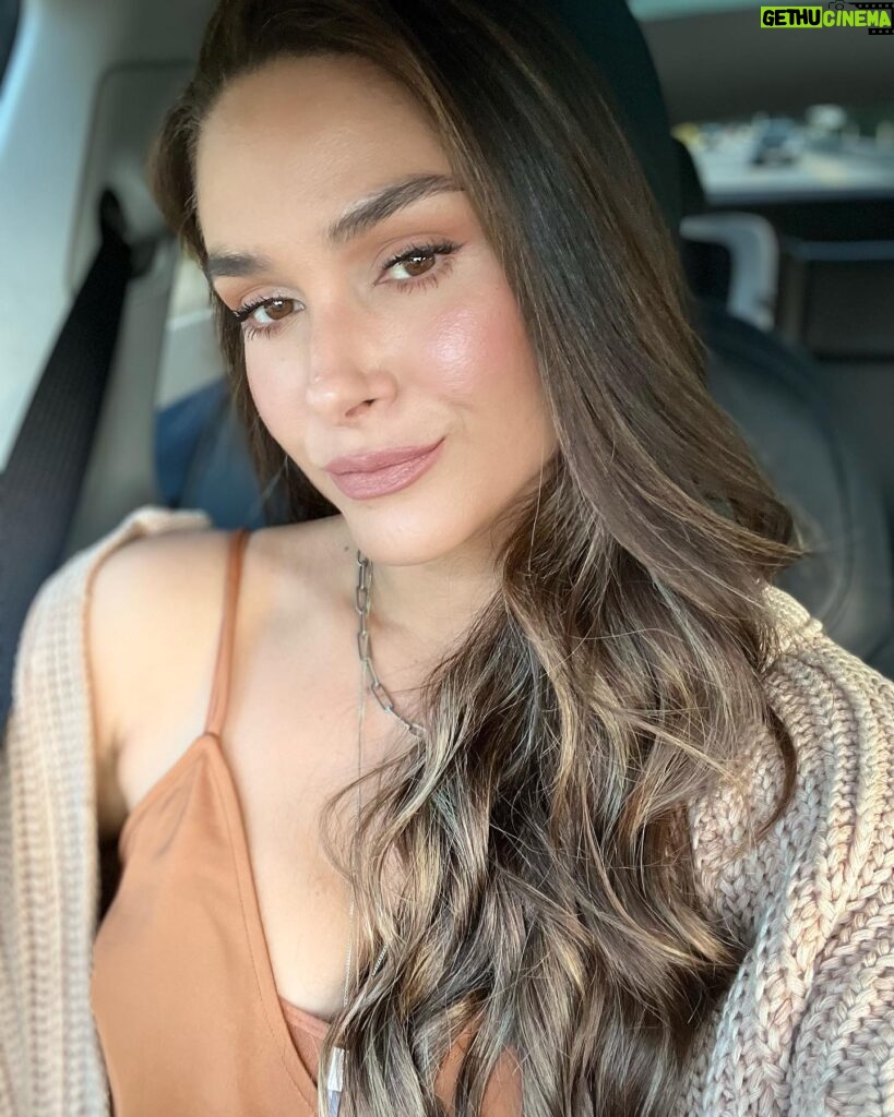 Fernanda Machado Instagram - Uma arrumadinha de leve, pra um Mama’s night out, porque a gente merece, né mamães?! Zero filtro e tons caramelos… 🍂✨ Os filtros nunca fizeram a minha cabeça, eu sempre fui fã de uma maquiagem leve, com ar de frescor, e uma luz bonita. Esse duo é o melhor de todos! 😉🤎 Um lindo fim de semana pra todos nós! #nofilter #mama’snightout #zerofitro #freshmakeup #maquiagemleve #mamaemerece