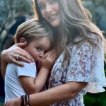 Fernanda Machado Instagram - 3 anos e 9 meses amamentando Leozinho! 🤱🏻 E aqui chego ao fim da minha jornada com a amamentação. Foram 3 anos e 6 meses amamentando Lucca e 3 anos e 9 meses amamentando Leo. Totalizando 7 anos e 3 meses da minha vida amamentando. Amamentar é extraordinário, mas é também uma das coisas mais difíceis que já fiz na vida. É aquele tipo de coisa, que ninguém pode fazer pela gente, que não dá pra delegar. É uma jornada imperfeita, onde nem tudo são flores, e que exige muito da gente. As vezes pensamos em desistir, mas como tudo que é difícil nessa vida, é também, importante e magnífico demais, e por isso, encontramos forças pra seguir em frente. Com o Lucca, o começo foi difícil, primeiro filho é sempre um mar de aprendizados, quando achei que tinha superado a dificuldade do começo, e a batalha estava vencida, veio a crise dos 3 meses, abalando tudo. Depois aos 6 meses, a chegada precoce dos dentinhos. Mas nada disso nos parou. Quando ele estava com 2 anos e meio, fui pro Brasil filmar “Impuros” e precisei ficar longe dele pela primeira vez, por 20 dias. Achei que seria o fim da amamentação. Mas pra minha surpresa, quando nos reencontramos, eu ainda tinha leite. E ele seguiu amamentando por mais 1 ano! Com Leozinho, fui surpreendida com dificuldades que eu desconhecia. Foram inúmeras mastites, hiperlactação, e o diagnóstico tardio aos 5 meses dele, de língua presa e freio labial. Seguido de uma queda brusca na minha produção de leite. O primeiro ano amamentando o Leo foi uma maratona de desafios, que pareciam invencíveis. Até hoje, quando olho pra trás, não sei como não desisti. Nem acredito que consegui amamentar ele por quase 4 anos. Finalizo essa jornada, com os olhos cheios de lágrimas, e o coração transbordando alegria e gratidão. Por ter tido a oportunidade de amamentar os meus filhos por tanto tempo. Foi um grande presente do universo, poder oferecer o leite que meu corpo produziu exclusivamente pra eles, e ainda vivenciar essa experiência transcendental, esse super poder da natureza por 7 anos e 3 meses! 🤱🏻🙌🏻 #amamentação #amamentaçãoprolongada #breastfeeding #longtermbreastfeeding #7yearsbreastfeeding #omaioramordomundo #maternidade
