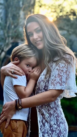 Fernanda Machado Instagram - 3 anos e 9 meses amamentando Leozinho! 🤱🏻 E aqui chego ao fim da minha jornada com a amamentação. 

Foram 3 anos e 6 meses amamentando Lucca e 3 anos e 9 meses amamentando Leo. Totalizando 7 anos e 3 meses da minha vida amamentando. 

Amamentar é extraordinário, mas é também uma das coisas mais difíceis que já fiz na vida. É aquele tipo de coisa, que ninguém pode fazer pela gente, que não dá pra delegar. É uma jornada imperfeita, onde nem tudo são flores, e que exige muito da gente. As vezes pensamos em desistir, mas como tudo que é difícil nessa vida, é também, importante e magnífico demais, e por isso, encontramos forças pra seguir em frente. 

Com o Lucca, o começo foi difícil, primeiro filho é sempre um mar de aprendizados, quando achei que tinha superado a dificuldade do começo, e a batalha estava vencida, veio a crise dos 3 meses, abalando tudo. Depois aos 6 meses, a chegada precoce dos dentinhos. Mas nada disso nos parou. 

Quando ele estava com 2 anos e meio, fui pro Brasil filmar “Impuros” e precisei ficar longe dele pela primeira vez, por 20 dias. Achei que seria o fim da amamentação. Mas pra minha surpresa, quando nos reencontramos, eu ainda tinha leite. E ele seguiu amamentando por mais 1 ano! 

Com Leozinho, fui surpreendida com dificuldades que eu desconhecia. Foram inúmeras mastites, hiperlactação, e o diagnóstico tardio aos 5 meses dele, de língua presa e freio labial. Seguido de uma queda brusca na minha produção de leite. 

O primeiro ano amamentando o Leo foi uma maratona de desafios, que pareciam invencíveis. Até hoje, quando olho pra trás, não sei como não desisti. 
Nem acredito que consegui amamentar ele por quase 4 anos. 

Finalizo essa jornada, com os olhos cheios de lágrimas, e o coração transbordando alegria e gratidão. Por ter tido a oportunidade de amamentar os meus filhos por tanto tempo. Foi um grande presente do universo, poder oferecer o leite que meu corpo produziu exclusivamente pra eles, e ainda vivenciar essa experiência transcendental, esse super poder da natureza por 7 anos e 3 meses! 🤱🏻🙌🏻

#amamentação #amamentaçãoprolongada 
#breastfeeding #longtermbreastfeeding
#7yearsbreastfeeding 
#omaioramordomundo #maternidade