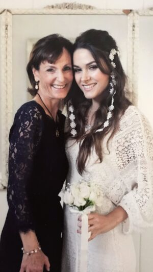 Fernanda Machado Instagram - Parece que foi ontem, mas há 5 anos, num dia chuvoso como hoje e com os corações despedaçados, tivemos que dizer adeus à ela. 

A mãe do meu marido, a vó dos meus filhos, minha sogra partiu de uma maneira muito brusca e prematura, numa tragédia que tirou a vida de 23 pessoas em Montecito. 

Entendo que a morte/ a passagem, é algo natural e que faz parte da vida, mas dizer adeus pra quem a gente ama é duro demais. 
A falta física é muito grande, parece que a saudade só aumenta com o passar dos anos. 

Pensamos nela todos os dias, pensamos em todas as coisas que ela ainda poderia viver com o Lucca e o Leo, nos picnics na grama, nas caminhadas na praia, nas brincadeiras e risadas compartilhadas, nos passeios e viagens juntos… 
Ela amaria tanto ver os dois crescendo. Isso é o que mais dói… 

Mas tentamos sempre manter ela presente nas nossas vidas, falamos muito dela para os meninos, contamos histórias sobre ela, mostramos fotos e vídeos dela. E aos poucos vou ensinando à eles que ela está entre nós, mas que é mais fácil senti-la quando estamos observando os desenhos das nuvens no céu, ou observando as ondas do mar… Nossa relação com ela continua, porque nossa conexão e nosso amor é infinito. 
Te amamos vovó Becky! Saudade infinita. 🤍♾️✨

We love you FoRever Becky! 
Your biggest legacy, your kids and grandkids will always love you! 
Sending all our love to everyone who lost a loved one, 5 years ago on the Montecito mudslides. 

#weloveRebeccaRiskinFoRever 
#amorinfinito #amorsemfim 
#oamornuncamorre #infinitelove 
#montecitomudslides #montecitostrong