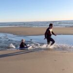Fernanda Machado Instagram - De volta na quebradeira da obra, e com o coração aquecido dos últimos dias lindos que tivemos. Feriado, crianças sem escola, curtimos a família na casa da praia e os meninos brincaram muito. Lucca tá apaixonado pelo mar, queria pegar onda na boogie board o dia todinho, coisa mais linda! Aproveitei pra organizar muita coisa por lá, e até pintei uns móveis. Tão importante a gente poder, de tempos em tempos, desacelerar um pouco, pra gente poder curtir os filhos, ter tempo de refletir, perceber e agradecer todos os pequenos milagres da vida! ✨🙌🏻🙏🏻 E assim voltamos pra rotina e correria muito mais equilibrados e carregados, né?!! Feliz semana pra todos! #familytime #diaslindos #pordosolespetacular #maternidade #amamentaçaoprolongada #breastfeeding #longtermbreastfeeding #omaioramordomundo #gratidao #grateful #blessed #gorgeoussunset