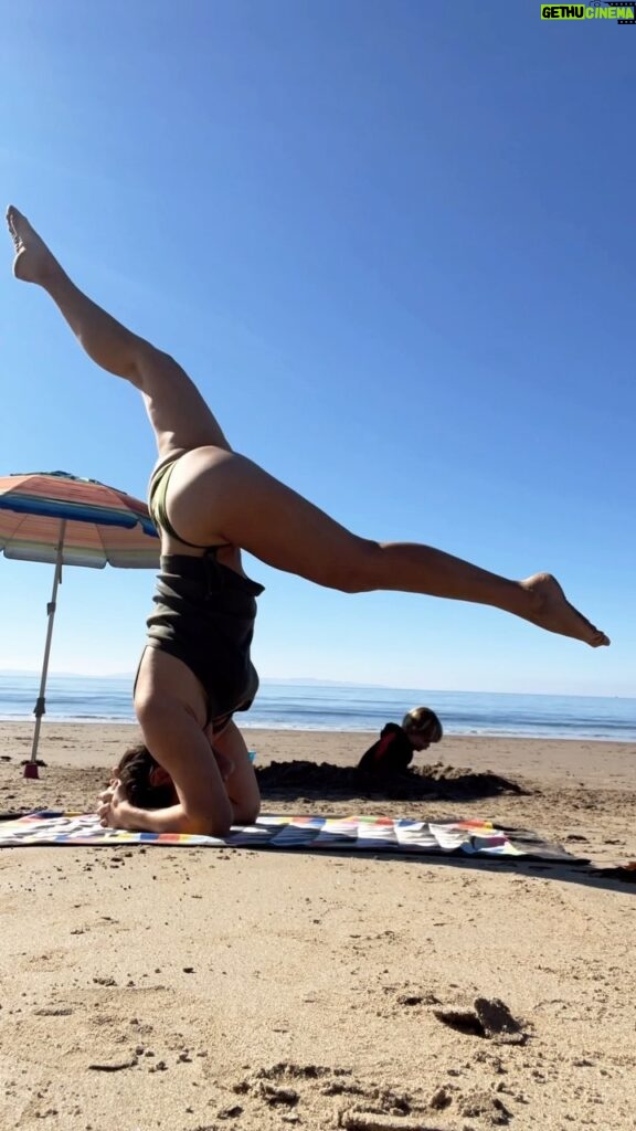 Fernanda Machado Instagram - Depois de mais uma semana de muita chuva, muita correria, e um bocado de stress na obra… Nada como um dia de sol, com meus amores, na casa de praia. Vitamina D, yoga, mamá, e muita diversão na areia, tudo ao mesmo tempo, junto e misturado! 🤱🏻🧘🏻‍♀️☀️🌊❤️ Um lindo fim de semana pra todos! #recarregandoasenergias #luzdosolpelamanhãcura #maternidade #amamentaçãoprolongada #longtermbreastfeeding #vitaminD #yoga#movimentocura #naturezacura #natureheals #movimentheals #sunlightheals