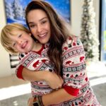Fernanda Machado Instagram - O nosso maior presente de natal é estar junto de quem a gente ama!!! ♥️🎄🎅🏻 Abrace muito, diga muito eu te amo, não só hoje no natal, mas todos os dias! Feliz natal!!!! #maiorpresenteéestarjunto #feliznatal #natal2023 #tradiçaodenatal #commeusmeninos #maternidade #omaioramordomundo #xmaspjs #minhafamiliameutudo